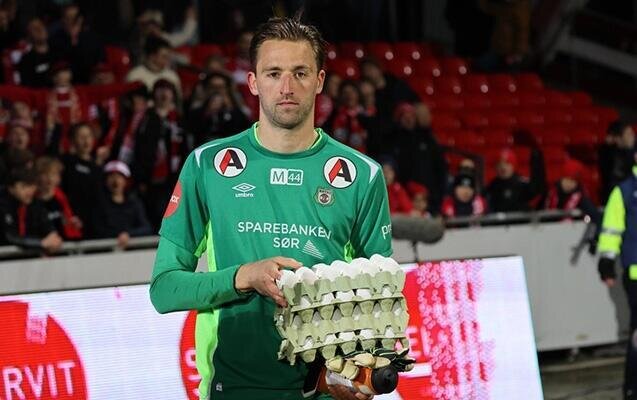 Qapıçıya verilən mükafat gündəm oldu