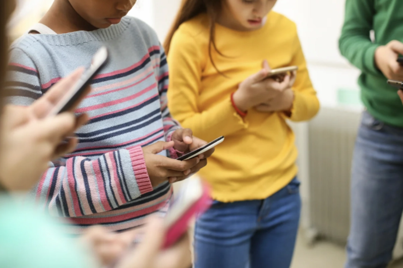 Yeniyetmələrin sosial mediaya girişi məhdudlaşdırılır?