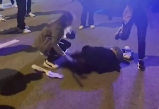 Küçənin ortasında qadını döyən şəxslər saxlanıldı