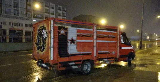 Yük maşını polis əməkdaşını vurdu