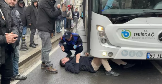 Özünü hərəkət edən avtobusun önünə atdı - VİDEO