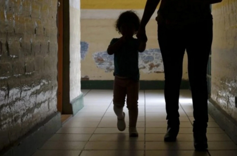 Ana üç övladını ruhi xəstə olan atalarının yanında qoyub başqa kişiyə qaçdı - TƏFƏRRÜAT