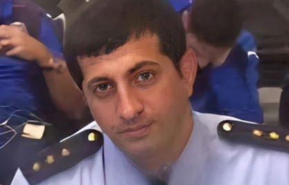 Ölkəyə 41 qızıl külçə keçirən məmur hakim qarşısında