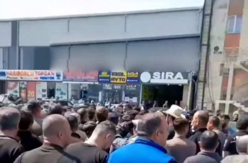 Mağaza sahibləri və işçilər "Maşın bazarı"nda etiraz aksiyası keçiriblər