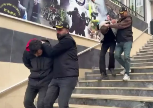 18 yaşlı uşaqlar yaşlı professoru ən məşhur üsulla aldatdılar