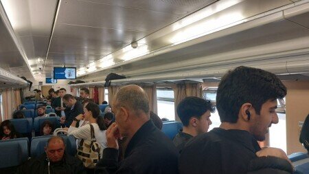 Sumqayıt-Bakı ekspress qatarında şok görüntülər: sərnişinlər ayaqüstə qaldılar - FOTOLAR