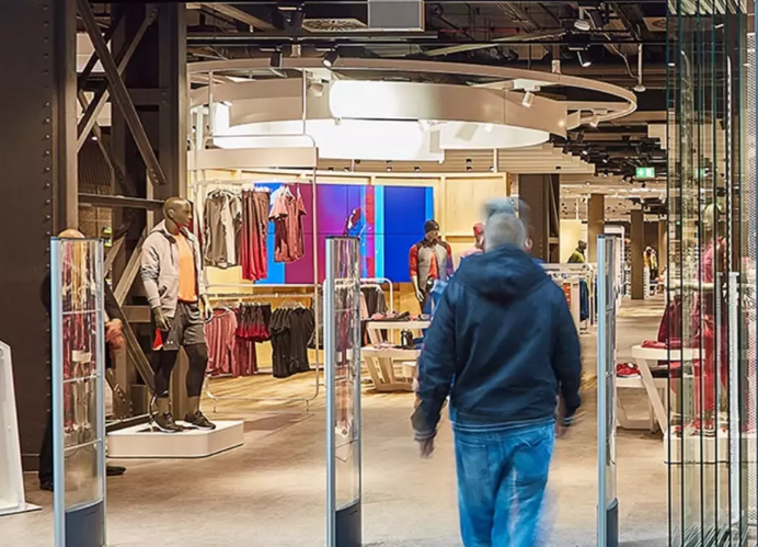 Haradan hara: Bir dövrün əfsanəvi adı mağaza işçisi oldu - FOTO