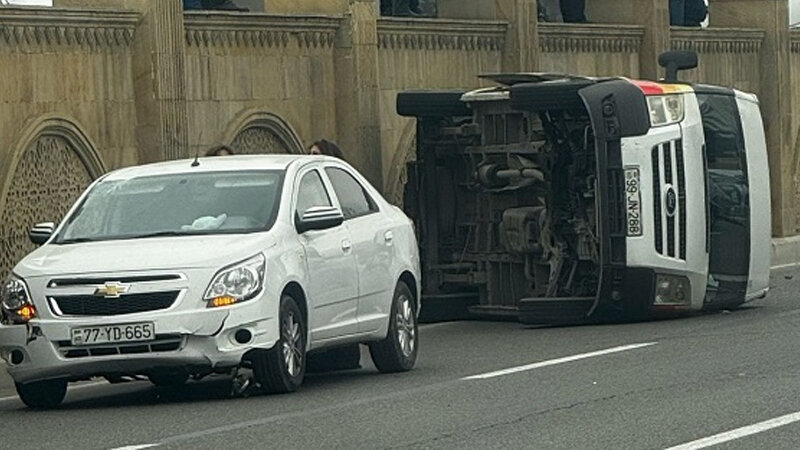 Körpüdən aşan avtomobil digər maşının üstünə düşdü (FOTO)