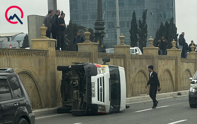 Körpüdən aşan avtomobil digər maşının üstünə düşdü (FOTO)