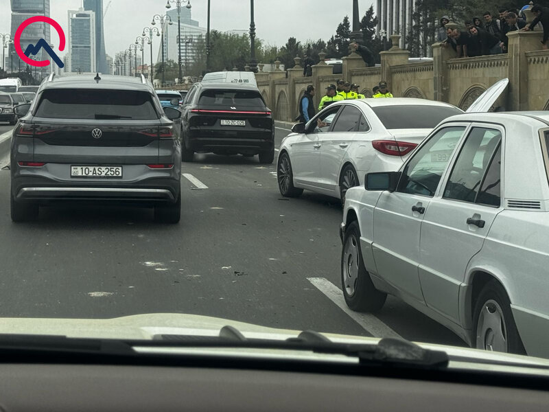 Körpüdən aşan avtomobil digər maşının üstünə düşdü (FOTO)