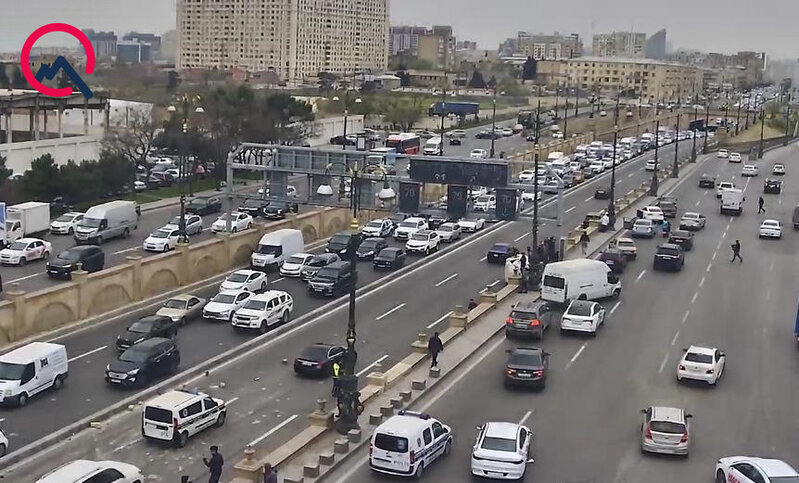 Körpüdən aşan avtomobil digər maşının üstünə düşdü (FOTO)