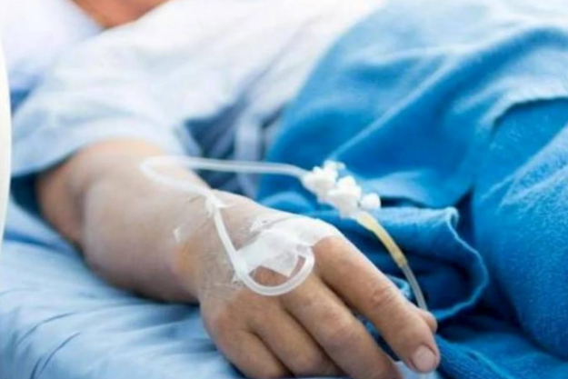 Gəncədə işdən çıxarılan qadın universitetdə damarlarını doğradı