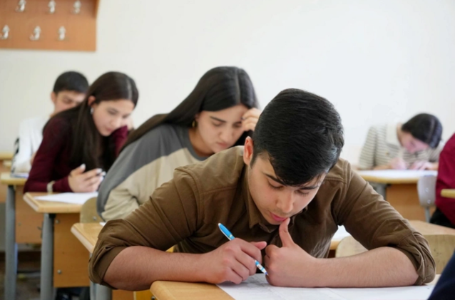 Buraxılış imtahanından maksimum bal toplayan tələbələr DANIŞDILAR