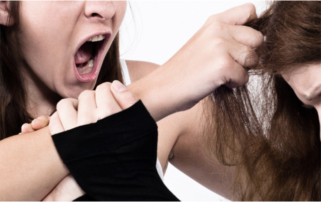 Qayınana, qayınata və baldız birləşib gəlini döydü - Bu qədər cərimələndilər