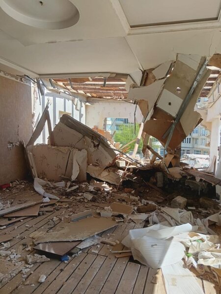 Rafael Mirzəyevin rəhbəri olduğu "Lux Residence" evimi qanunsuz sökdürür-Foto