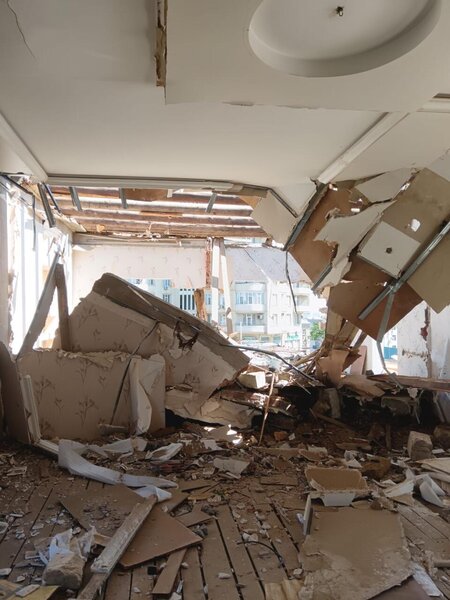 Rafael Mirzəyevin rəhbəri olduğu "Lux Residence" evimi qanunsuz sökdürür-Foto