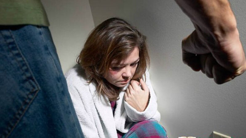 Bacısının başına yumruq vurdu - Elektron qolbaqda gəzəcək