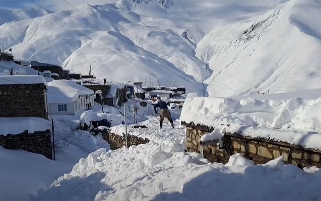 Xınalıqda 1 metrədək qar görüntüləri - Video