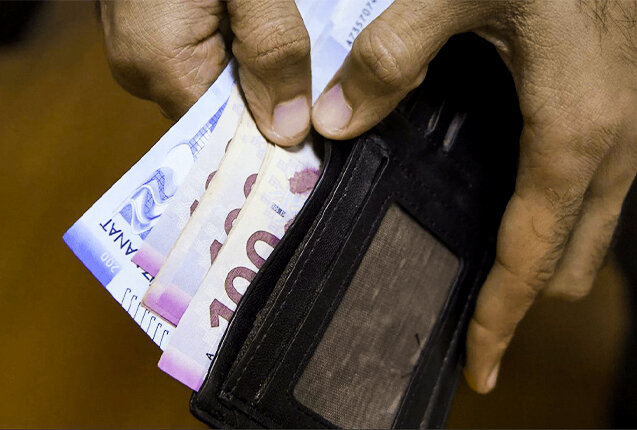 Satıcıya saxta 100-lük verdi, daha sonra bıçaqladı