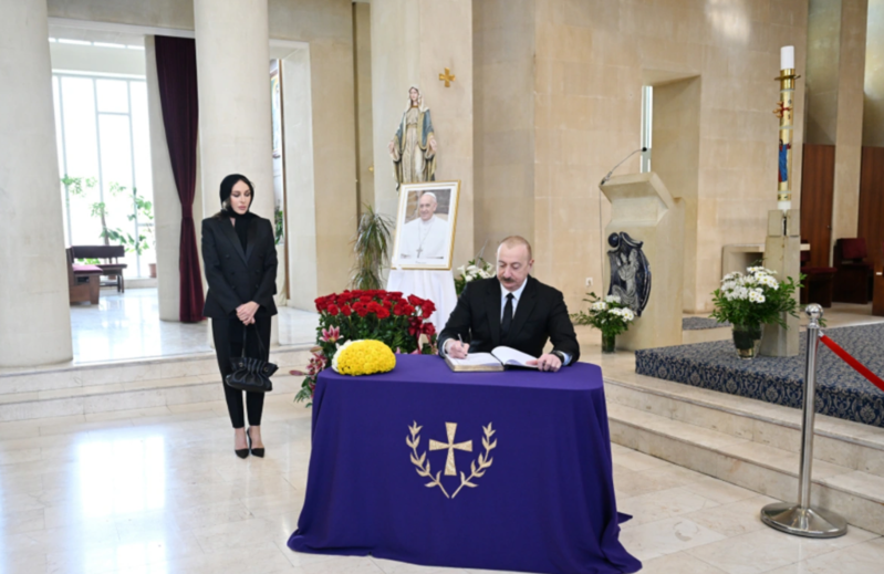 İlham Əliyev Müqəddəs Məryəm Ana kilsəsində olub, Papa Fransiskin vəfatı ilə bağlı başsağlığı verib