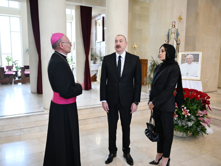 İlham Əliyev Müqəddəs Məryəm Ana kilsəsində olub, Papa Fransiskin vəfatı ilə bağlı başsağlığı verib
