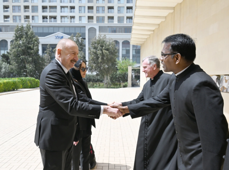 İlham Əliyev Müqəddəs Məryəm Ana kilsəsində olub, Papa Fransiskin vəfatı ilə bağlı başsağlığı verib