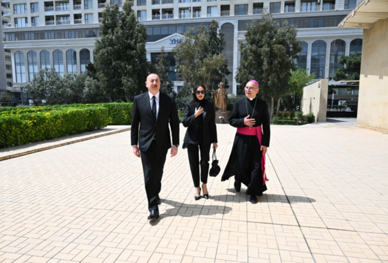 İlham Əliyev Müqəddəs Məryəm Ana kilsəsində olub, Papa Fransiskin vəfatı ilə bağlı başsağlığı verib