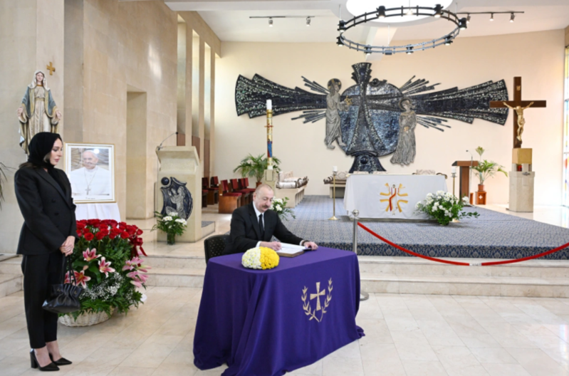 İlham Əliyev Müqəddəs Məryəm Ana kilsəsində olub, Papa Fransiskin vəfatı ilə bağlı başsağlığı verib