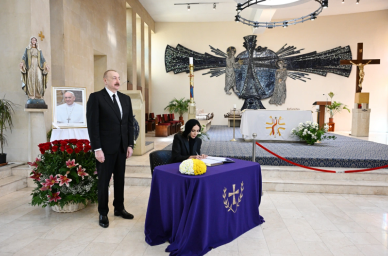 İlham Əliyev Müqəddəs Məryəm Ana kilsəsində olub, Papa Fransiskin vəfatı ilə bağlı başsağlığı verib