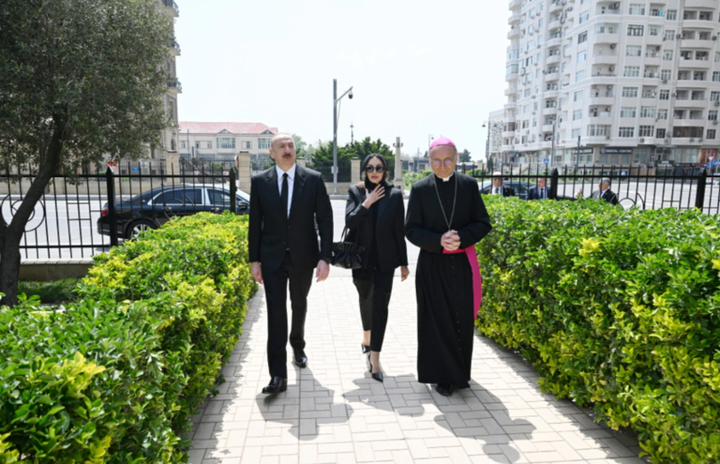 İlham Əliyev Müqəddəs Məryəm Ana kilsəsində olub, Papa Fransiskin vəfatı ilə bağlı başsağlığı verib