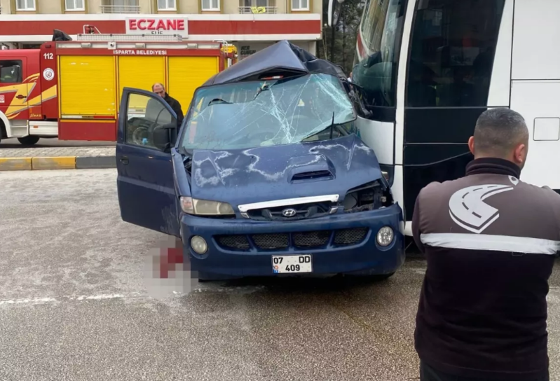 Avtobus və yüngül ticari avtomobil toqquşdu: 1 ölü, 2 yaralı var - VİDEO