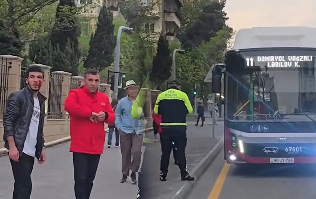 Piyadaya yol verməyib döyən "Bakubus" sürücüsü işdən çıxarıldı - Video