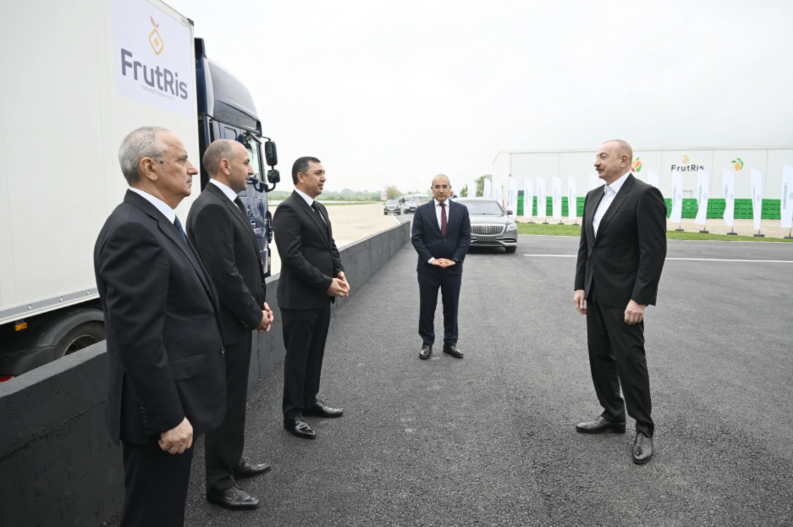 İlham Əliyev Qusar rayonunda bağçılıq və soyuducu anbar kompleksinin fəaliyyəti ilə tanış olub