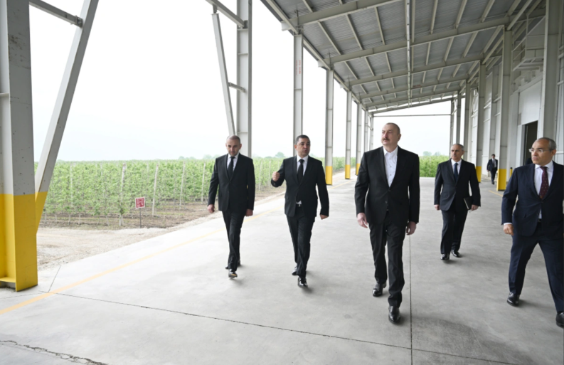 İlham Əliyev Qusar rayonunda bağçılıq və soyuducu anbar kompleksinin fəaliyyəti ilə tanış olub
