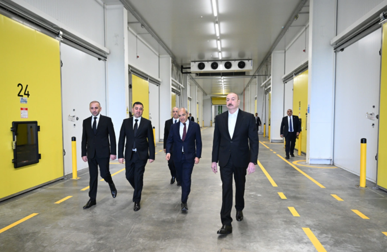 İlham Əliyev Qusar rayonunda bağçılıq və soyuducu anbar kompleksinin fəaliyyəti ilə tanış olub