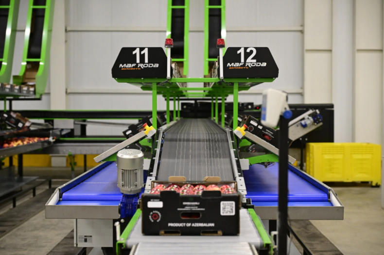 İlham Əliyev Qusar rayonunda bağçılıq və soyuducu anbar kompleksinin fəaliyyəti ilə tanış olub