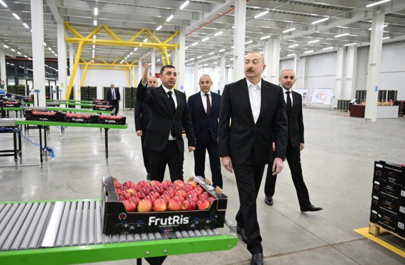 İlham Əliyev Qusar rayonunda bağçılıq və soyuducu anbar kompleksinin fəaliyyəti ilə tanış olub