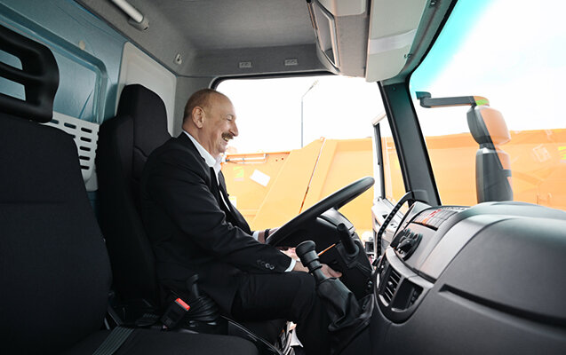 İlham Əliyev xüsusi təyinatlı avtomobilin sükanı arxasında - Foto