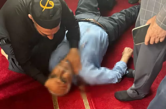 Məsciddə namaz qılarkən bıçaqlandı