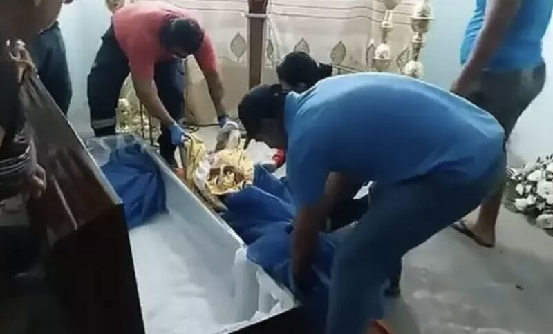 Dəfn mərasimində dirildi: Ölüm kağızı verilən qadın tabutda tərpəndi
