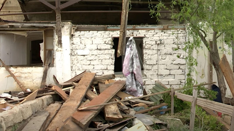 Bakıda sakinlər evdə ola-ola bina söküldü (VİDEO)