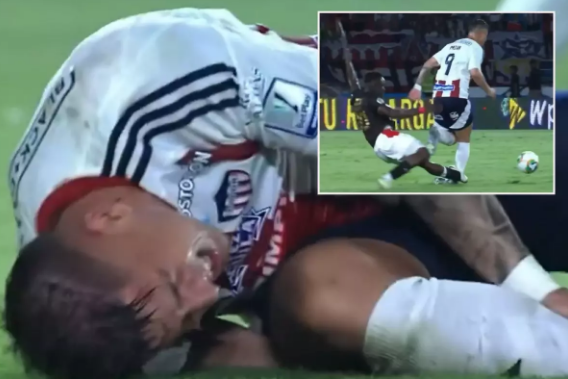 İzləyənləri dəhşətə gətirdi: Futbolçuya amansız müdaxilə sosial mediada qəzəb yaratdı - VİDEO