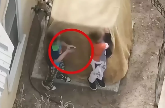 ABŞ-da şok hadisə: 7 və 9 yaşlı uşaqlar əllərində silahla polisə müqavimət göstərdi - VİDEO