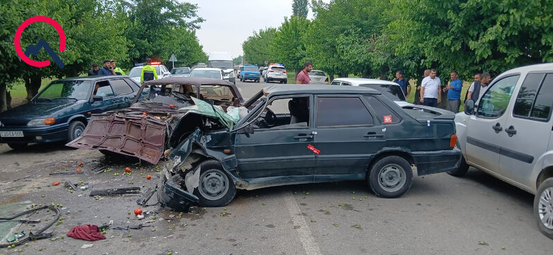 Ağır qəzada sürücülər yaralandı, meyvə-tərəvəz yola dağıldı - Fotolar