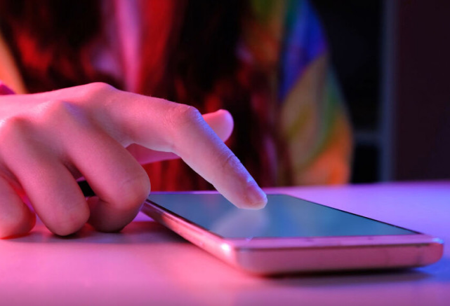 Başqaları ilə yazışan arvadını ürəyindən vurdu