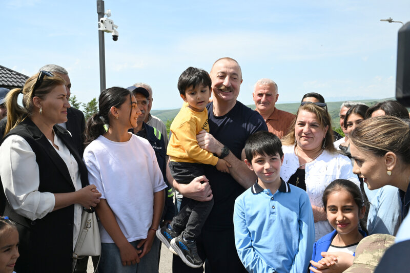 İlham Əliyev uşaqlarla bir arada - Fotolar