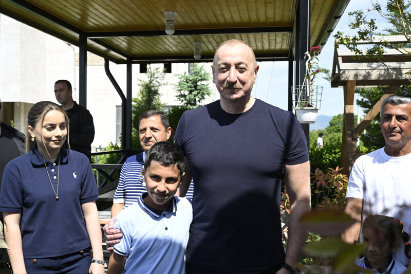 İlham Əliyev uşaqlarla bir arada - Fotolar