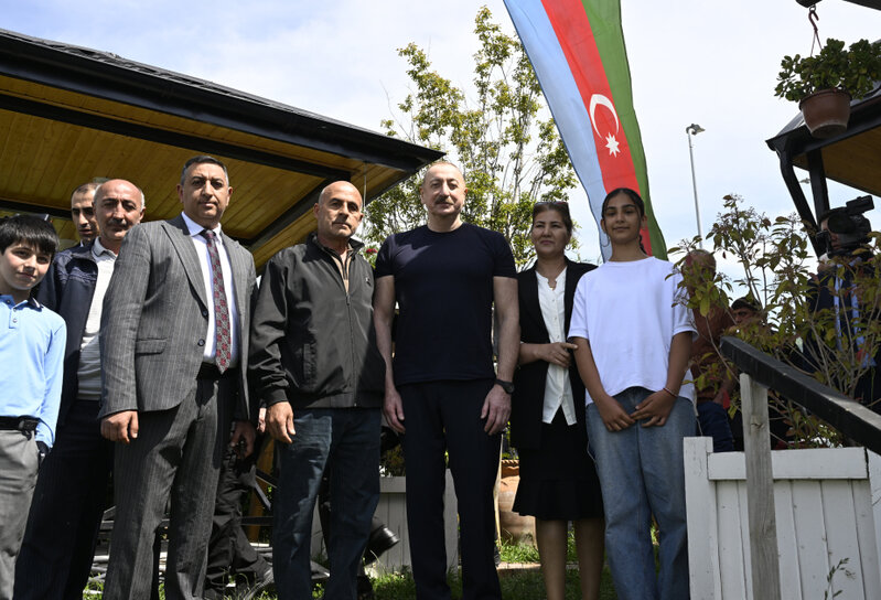 İlham Əliyev uşaqlarla bir arada - Fotolar