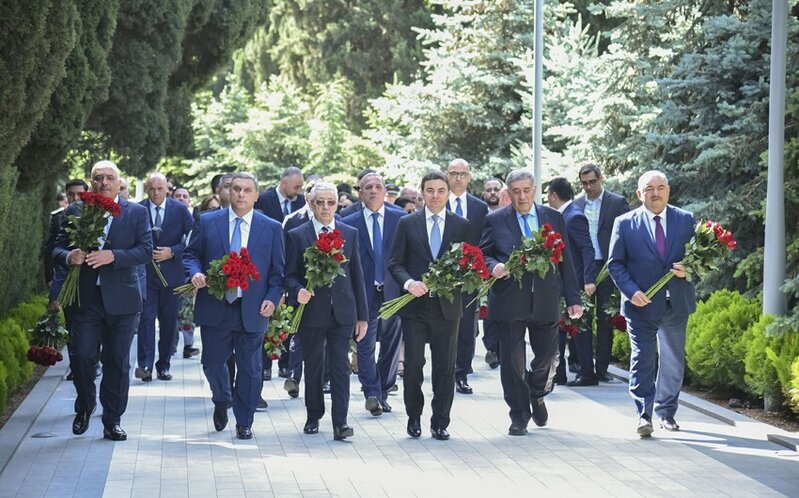 AZAL kollektivi Fəxri xiyabanı ziyarət edib