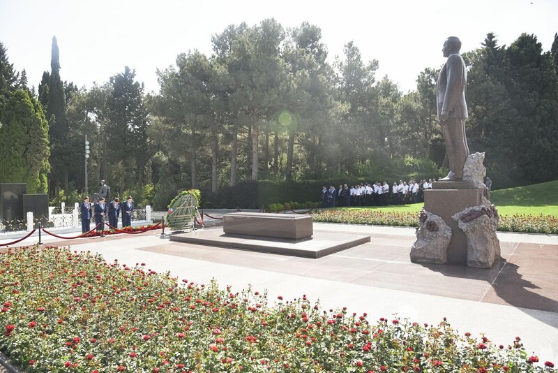 AZAL kollektivi Fəxri xiyabanı ziyarət edib